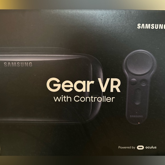 Samsung gear VR powered by oculus with remote. - Picture 2 of 3